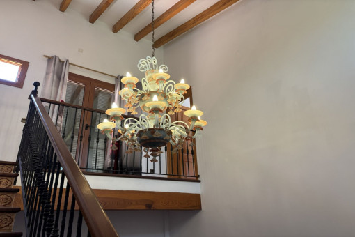 Escalera con lámpara de araña clásica