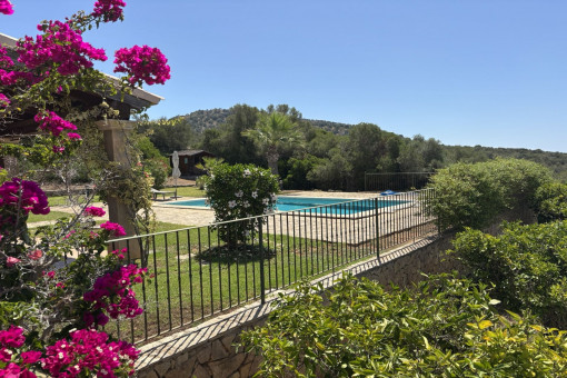 Jardín encantador, piscina y vistas panorámicas