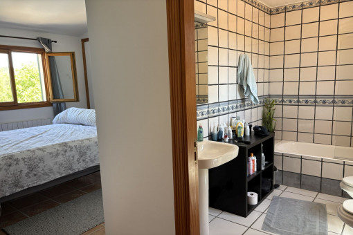 Dormitorio arriba a la izquierda con baño en suite