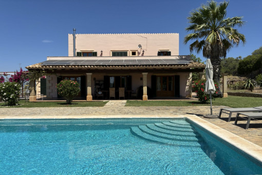 Finca con gran piscina, 2 m de profundidad
