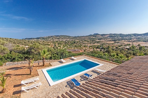 Zona de piscina con terrazas para tomar el sol y amplias vistas