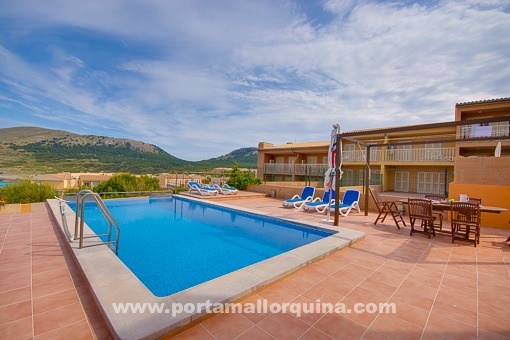 Piscina con vistas al campo