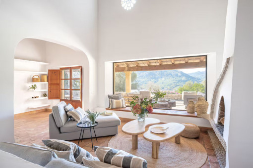Acogedor salón con ventana panorámica y vistas a la sierra de Tramuntana
