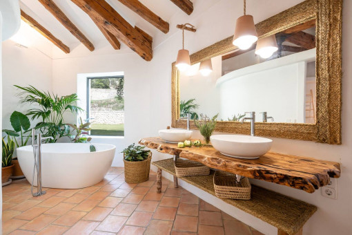 Baño moderno con bañera y encanto mallorquín