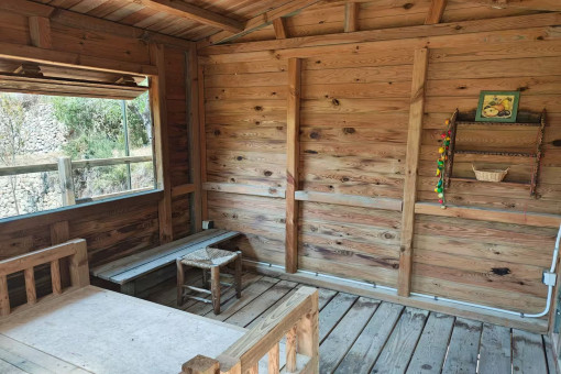 Aventura para niños en la casa del árbol de la finca