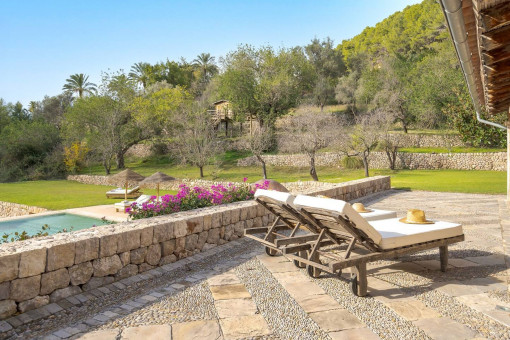 Terraza soleada con piscina de agua salada y tumbonas cómodas en un entorno mediterráneo