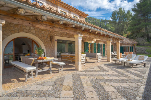 Terraza cubierta con mesa de comedor y ambiente mediterráneo
