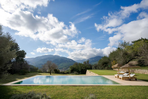 Piscina infinita de agua salada con vistas panorámicas a la sierra de Tramuntana