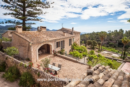 Finca señorial mallorquina del siglo 17 en Esporles, con vistas panorámicas imponentes