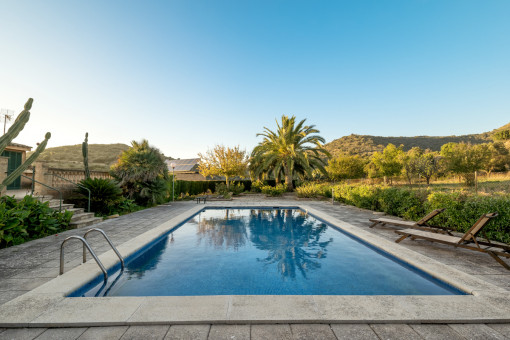 Idílica área de piscina con hamacas