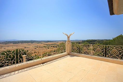 Vista frontal de la mansión