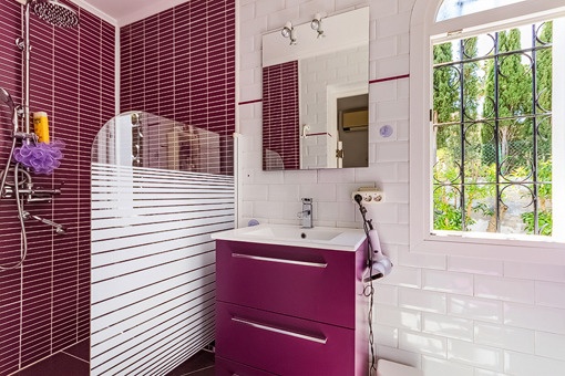 Baño hermoso con ducha