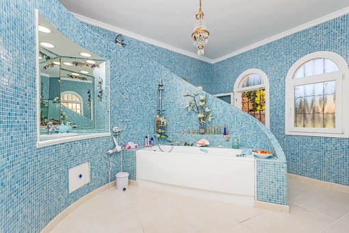Baño con luz natural y bañera