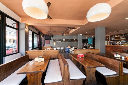 Restaurante inundado de luz