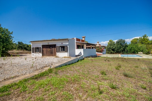 Jardín mediterráneo al lado de la piscina 