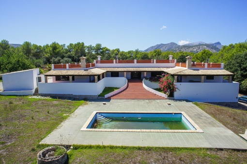 La piscina está rodeada de una terraza