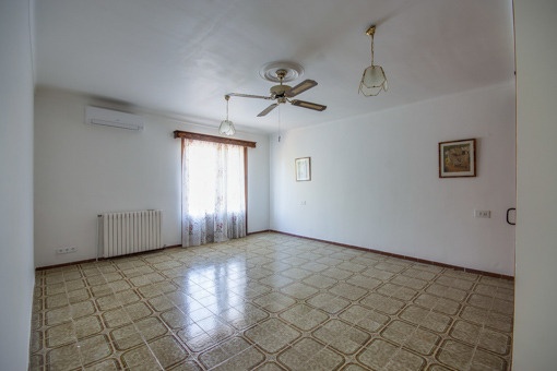 Dormitorio pequeño con ventanas