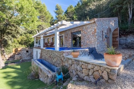 Terraza con piedras natural y piscina