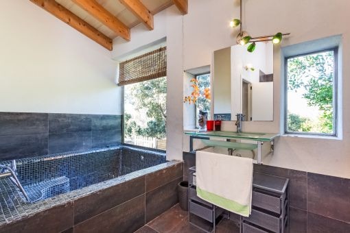 Baño noble con bañera