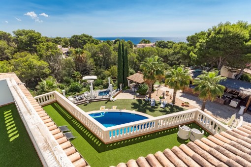 Chalet lujoso estilo mediterráneo con un oasis de jardín y vistas al mar