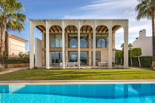 Chalet elegante en primera línea de mar en Son Veri Nou con vistas a la bahía de Palma