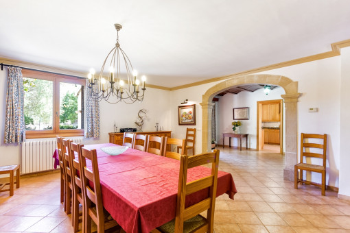 El comedor está separada del hall por un arco abierto