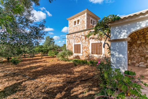 Jardín romantico con arboles frutales