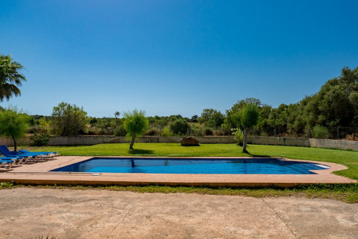 Vistas desde la finca a la piscina y el jardín