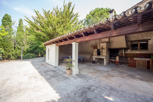 Terraza cubierta con barbacoa