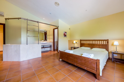 Dormitorio con baño en suite