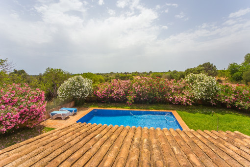 Vistas sobre la piscina y el jardín precioso