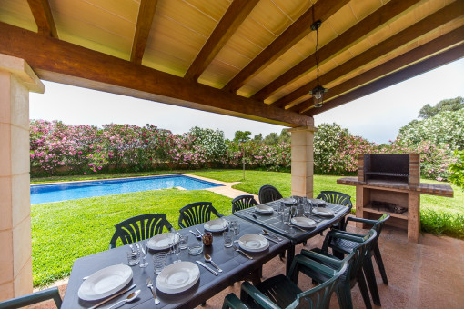 Comedor en la terraza cubierta