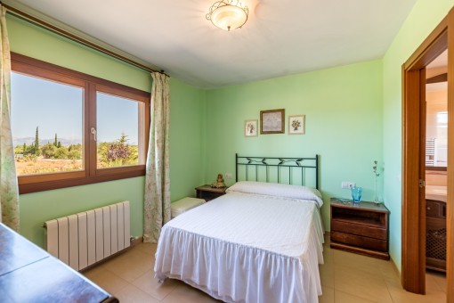 Dormitorio con calefacción