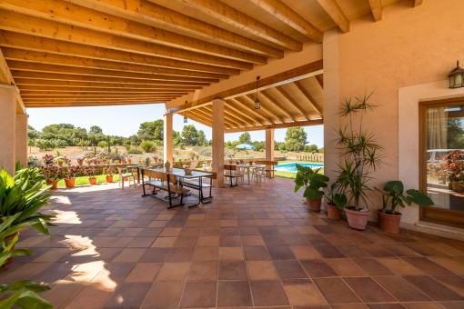 Terraza cubierta con comedor