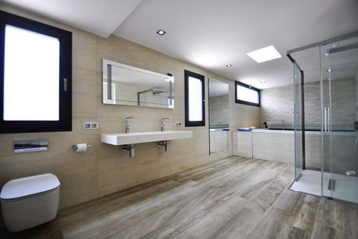 Baño espacioso con bañera cómoda y ducha