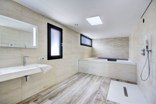 Baño con luz natural