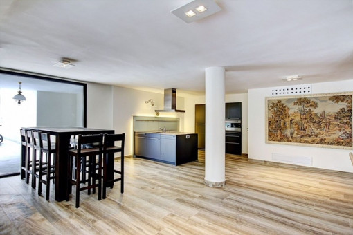 Comedor abierto y cocina
