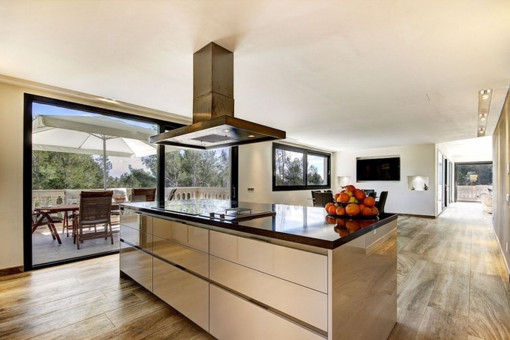 Cocina con isla central moderna
