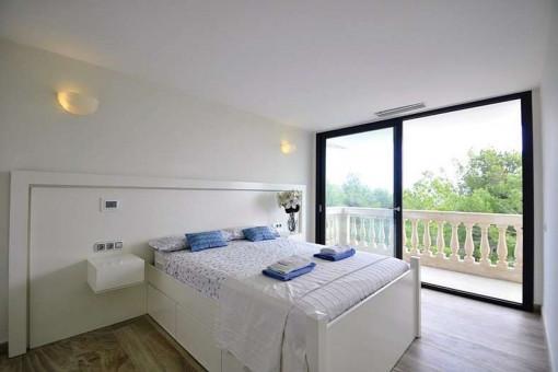 Dormitorio con vistas sobre los alrededores