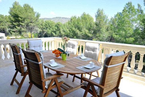 Comedor bonito en el balcón