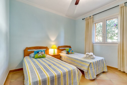 Cuarto de niños con 2 camas