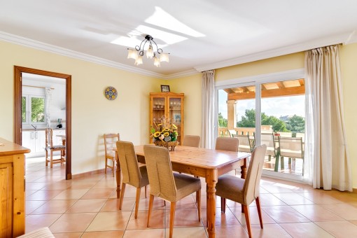 Comedor luminoso con acceso a la terraza