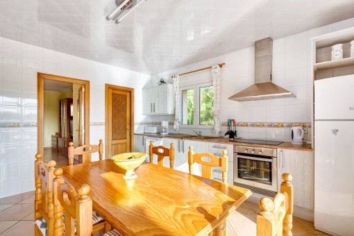 Cocina inundada de luz con comedor