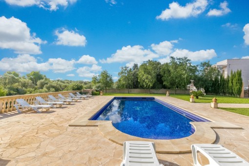 Piscina y jardín fantásticos