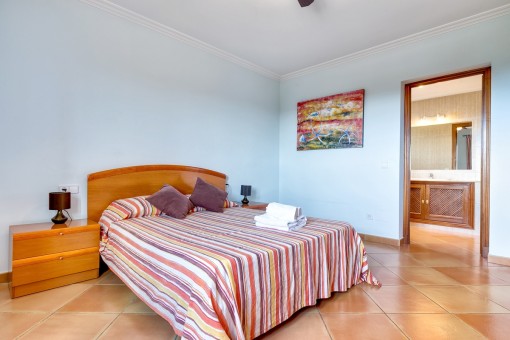 Dormitorio doble con baño en suite