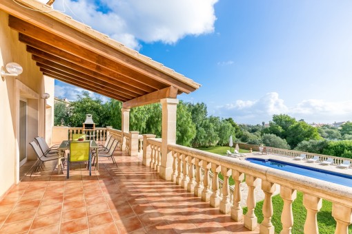 Terraza grande con vistas al jardín y a la piscina