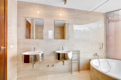 Baño noble con bañera y luz natural