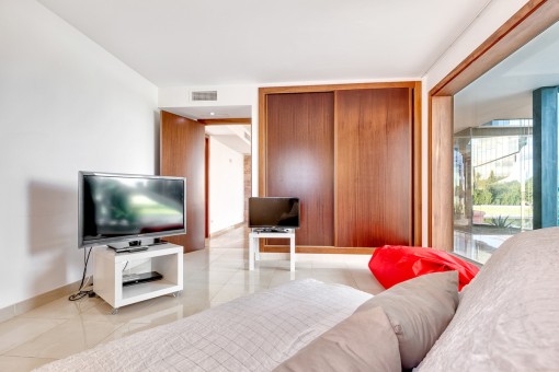 Habitación de invitados con armario empotrado