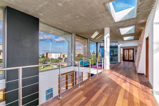 Galería extensa con zona de estar