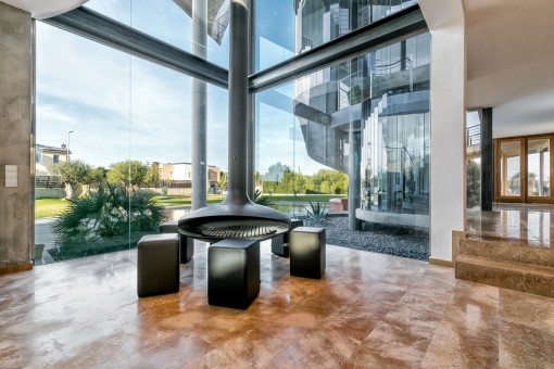 Zona de estar refinada con vistas al jardín y chimenea